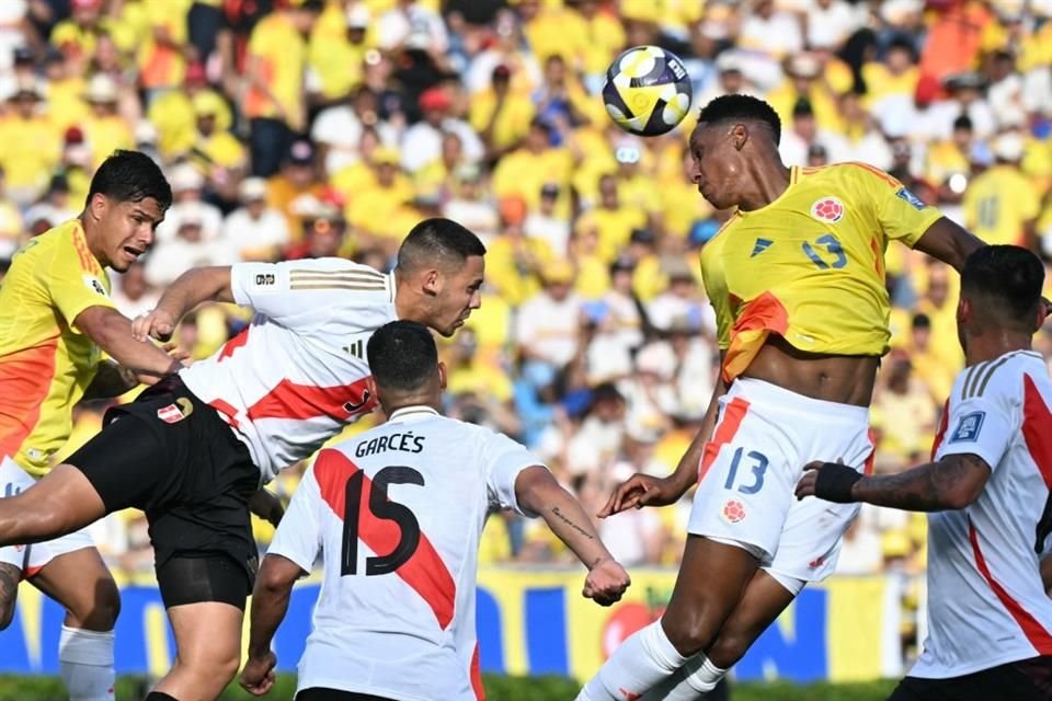 Colombia empató sin goles ante Perú en Barranquilla.