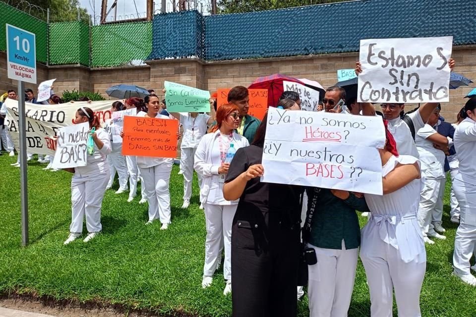 En medio del mensaje de Sheinbaum, enfermeras gritaron consignas exigiendo su basificación. La Presidenta les respondió que se encuentra en proceso de solucionar el problema.