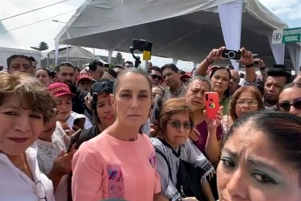 La Presidenta se acercó al grupo inconforme y un representante le explicó que médicos, médicas, enfermeras y enfermeros trabajan sin contrato en el Hospital de Alta Especialidad de Ixtapaluca.