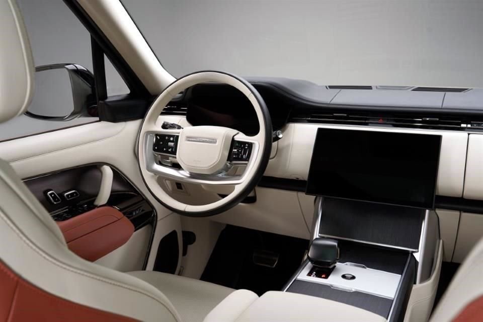Destaca el volante forrado en madera de abedul negro y cuero exclusivo.