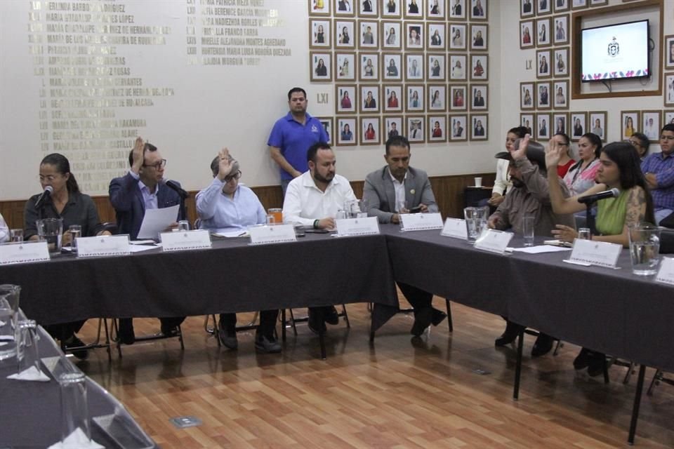 Se opusieron a la extinción del organismo de transparencia los panistas Isaías Cortés y Marco Tulio Moya, y la priista María del Refugio Camarena.