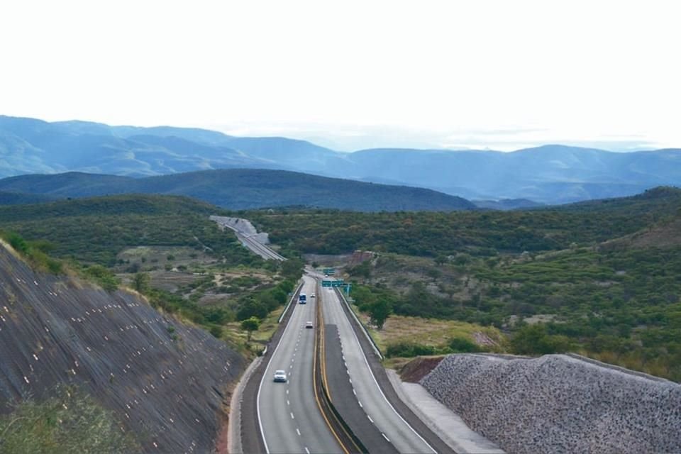 Tras un derrumbe, la CAPUFE informó el cierre de la autopista Cuernavaca-Acapulco en el KM 319 en dirección a Morelos.