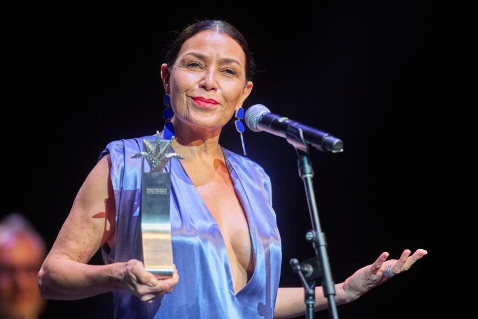 La actriz mexicana Dolores Heredia fue la primera homenajeada en recibir el Mayahuel de Plata.