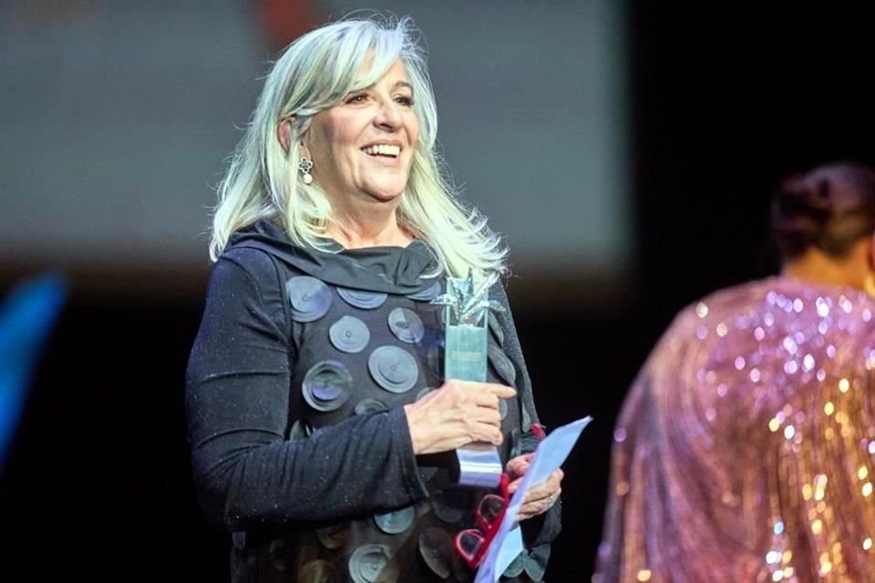 Mónica Lozano recibió el Homenaje Industria, de manos de Estrella Araiza, directora del festival