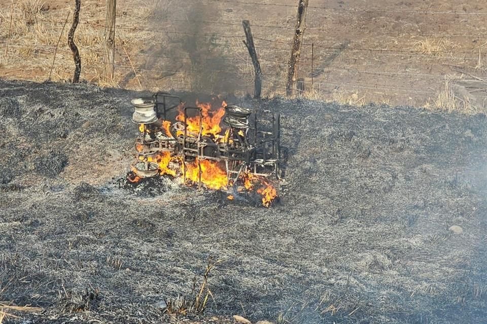 Mientras viajaba en cuatrimoto por la Carretera Federal Ameca - Puerto Vallarta, una familia se accidentó y fue auxiliada por la Policía Estatal de Caminos.