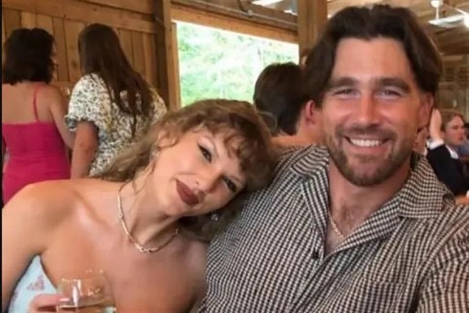 Taylor Swift y Travis Kelce asistieron a una boda en Tennessee; fueron captados bailando juntos y luciendo looks elegantes.