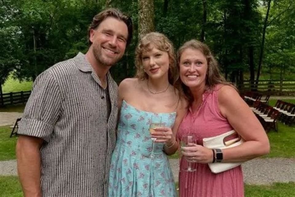 Swift, de 35 años, lució un elegante vestido azul sin tirantes con estampado floral de la marca Markarian.