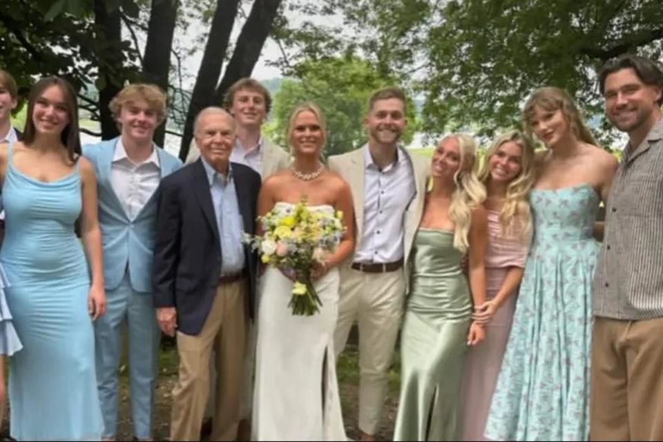 La pareja asistió a la ceremonia campestre estilo granero que unió en matrimonio a Tanner Corum, primo de Kelce, y Samantha Peck, informó Page Six.