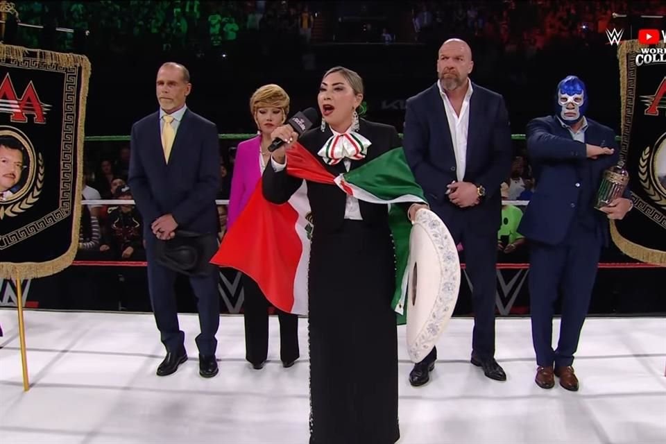La cantante Deyra Barrera cambió la letra del Himno Nacional de México durante el show de lucha libre Worlds Collide, el primero en alianza entre AAA y WWE.