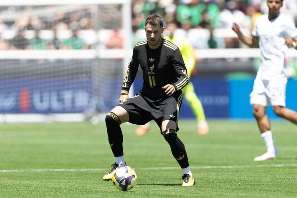 Santiago Giménez marcó uno de los goles.