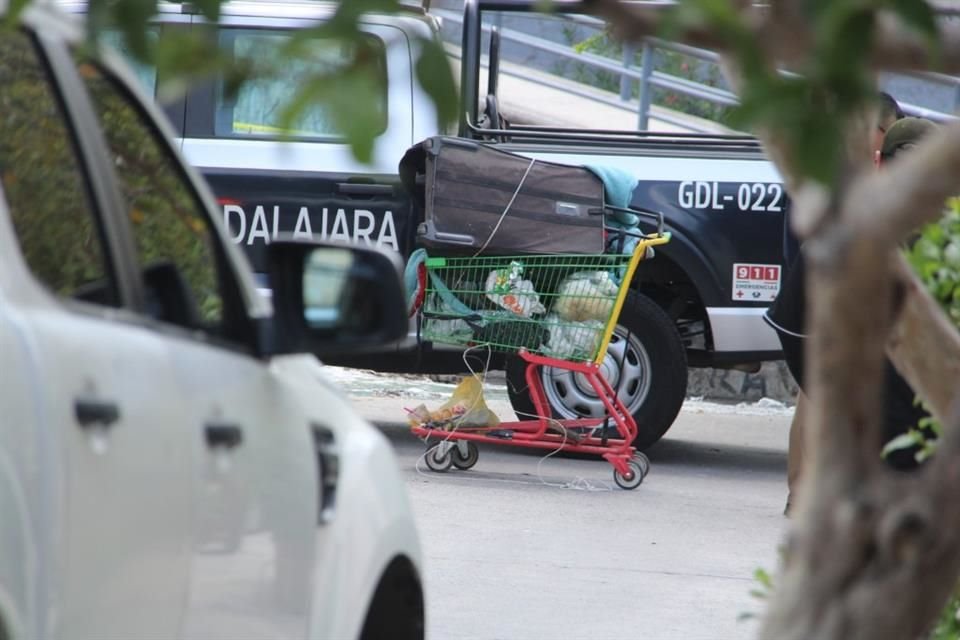 Le habían atado las manos y los pies a la espalda para que cupiera en el carrito y luego le pusieron la maleta encima.