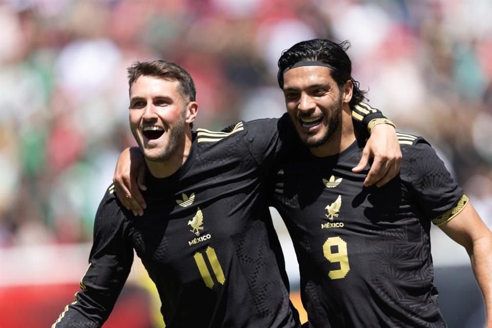 Santiago y Raúl celebran el empate 1-1, que duró poco en el marcador.