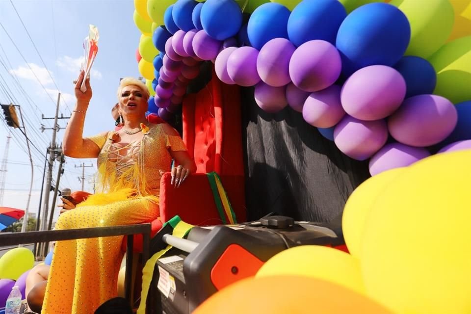 Marcha del Orgullo convocada por la agrupación Unión Diversa Jalisco que circuló por avenida México.