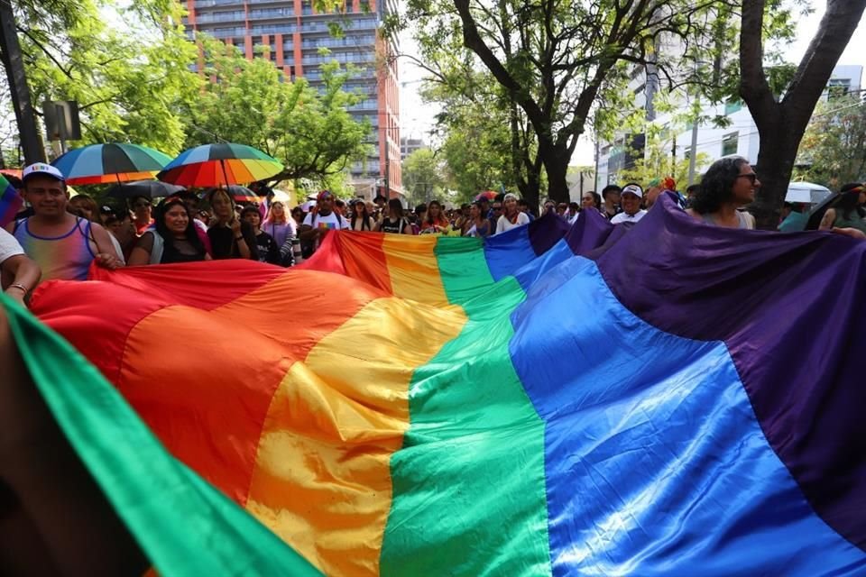 Marcha del Orgullo convocada por la agrupación Unión Diversa Jalisco que circuló por avenida México.