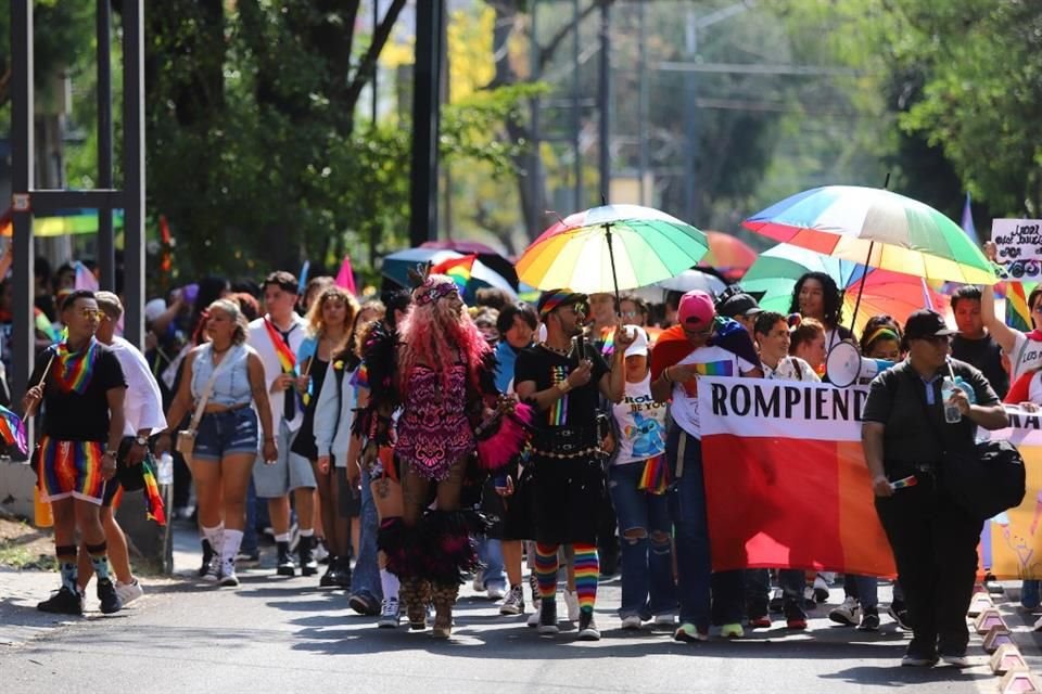 Marcha del Orgullo convocada por la agrupación Unión Diversa Jalisco que circuló por avenida México.