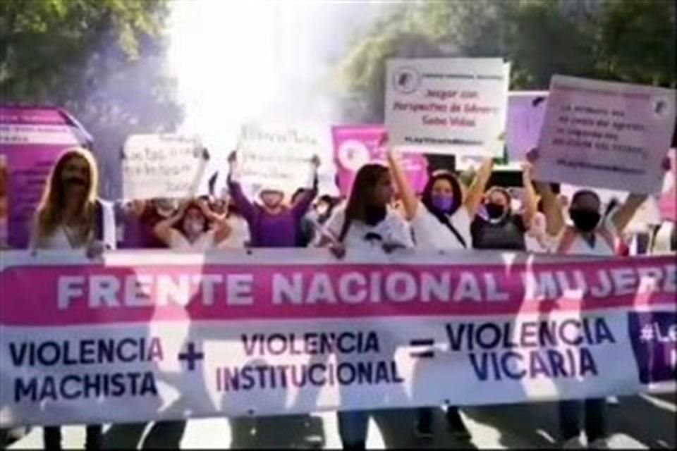 Feministas y grupos de derechos humanos reprocharon a Ricardo Monreal usar 'violencia vicaria' en ataques políticos contra el hijo de AMLO, acusándolo de falta de respeto y revictimización.