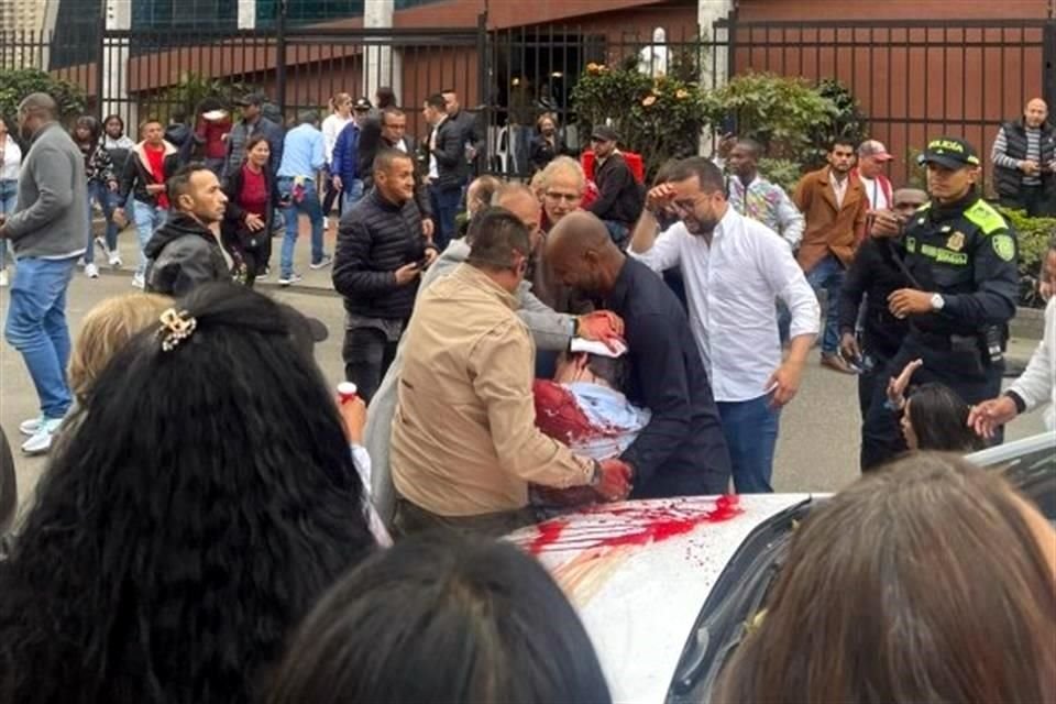 De acuerdo con medios locales, el político estaba saludando a las personas cuando dispararon en su contra.