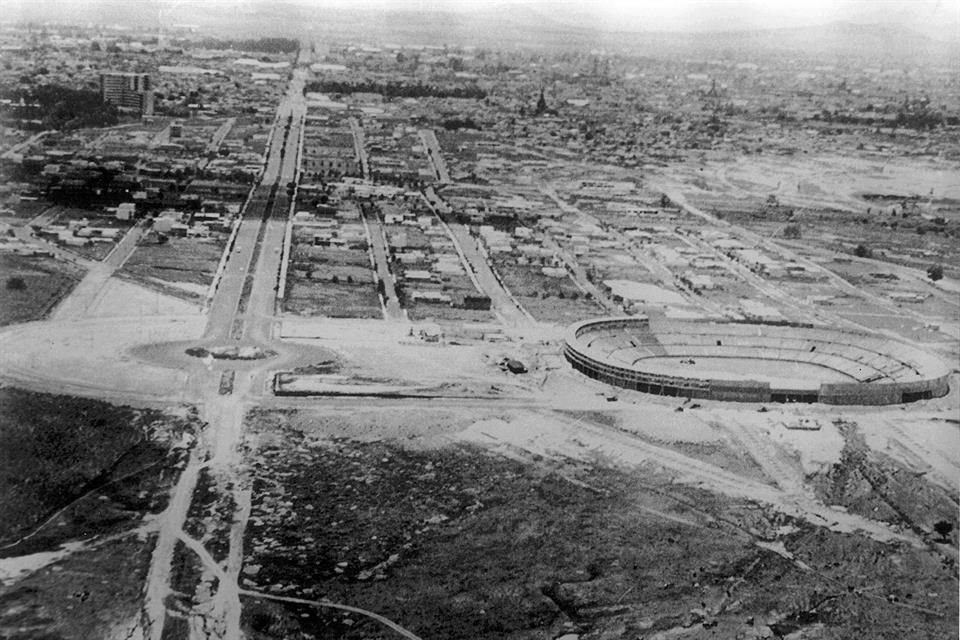 Proceso de construcción del Estadio Jalisco, a finales de la década de 1950.