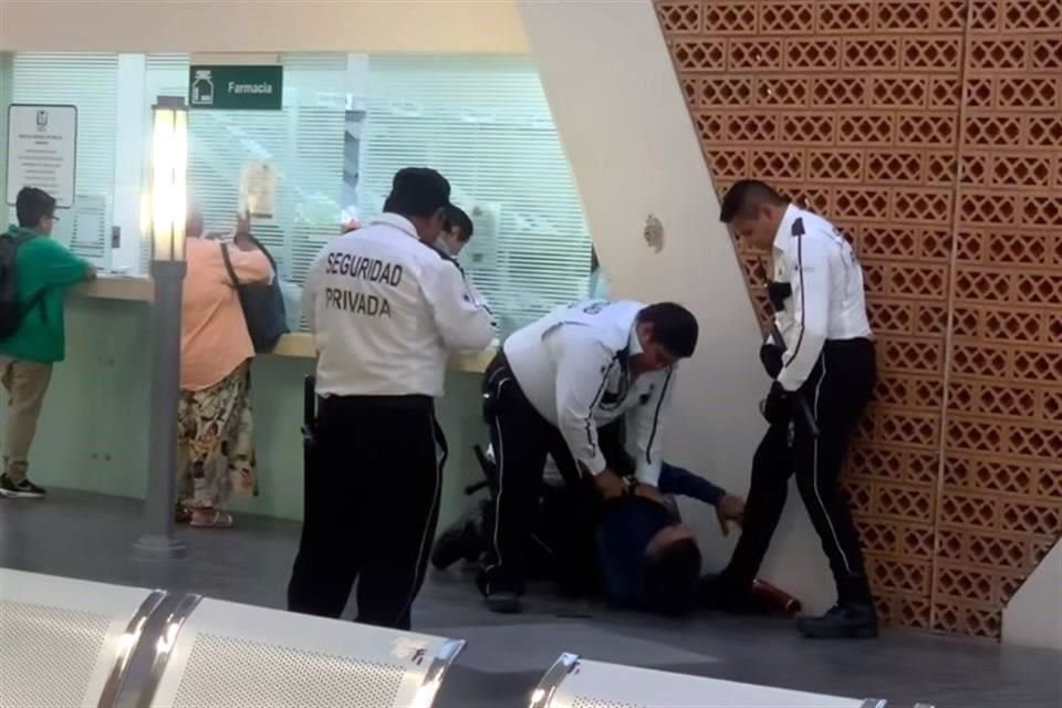 El derechohabiente que exigía la entrega de su medicamento fue golpeado por cuatro guardias de seguridad y terminó convulsionando en el forcejeo.