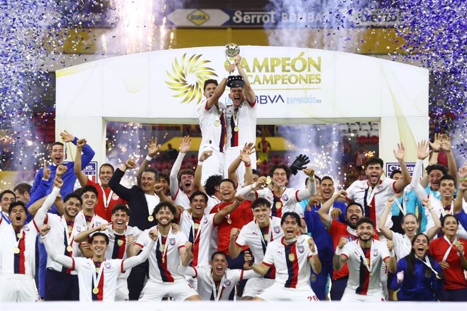 El Tapatío levanta la copa del Campeón de Campeones  de la Liga de Expansión MX, tras vencer a los Leones Negros.
