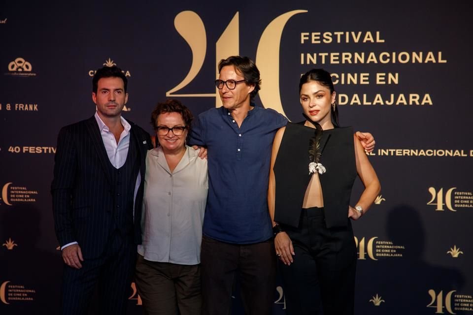 Pablo Cruz, Paulina Gómez Fernández, Rodrigo Santos codirector de algunos capítulos, Paulina Dávila, quienes forman parte del elenco de la bioserie de Roberto Bolaños.