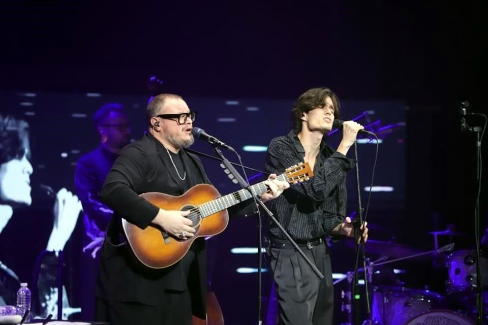 Leonel García interpretó algunos temas de su próximo disco 'El Show', durante su concierto en el Centro Cultural Roberto Cantoral.