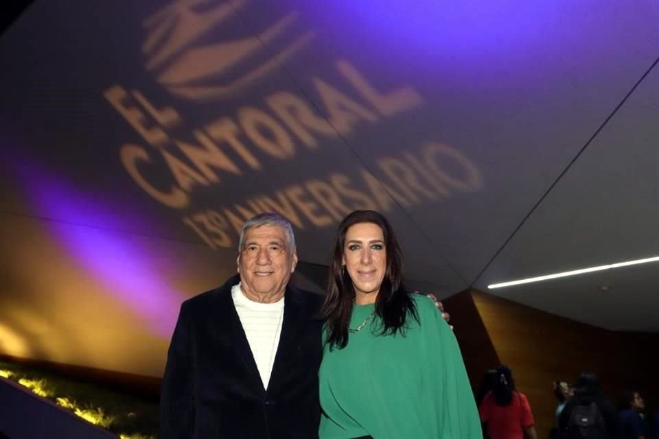 Martín Urieta, presidente de la Sociedad de Autores y Compositores  de México y Gaby Jacobo, directora del Centro Cultural Roberto Cantoral.