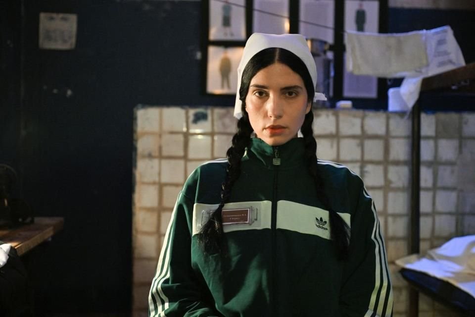 Nadya Tolokonnikova, cofundadora del colectivo ruso Pussy Riot, recreó una celda en una exhibición de arte en Los Ángeles.