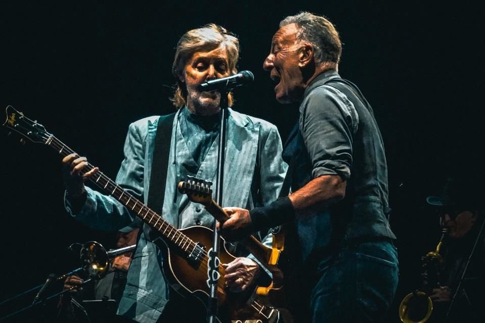 Sorprende Bruce Springsteen a su público en Liverpool al invitar al escenario a su ídolo y amigo, Sir Paul McCartney.