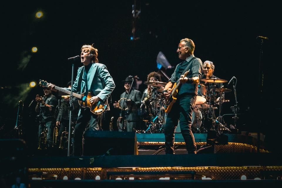 El ex Beatle acompañó al estadounidense durante el segundo concierto de 'El Jefe' con su E Street Band en la ciudad británica.