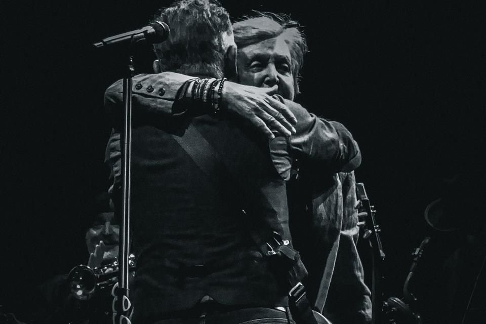 La dupla compartió un abrazo en escena mientras cantaban a dúo 'Can't Buy Me Love', de los Beatles. Los videos y fotos del momento se viralizaron inmediatamente después en redes sociales.