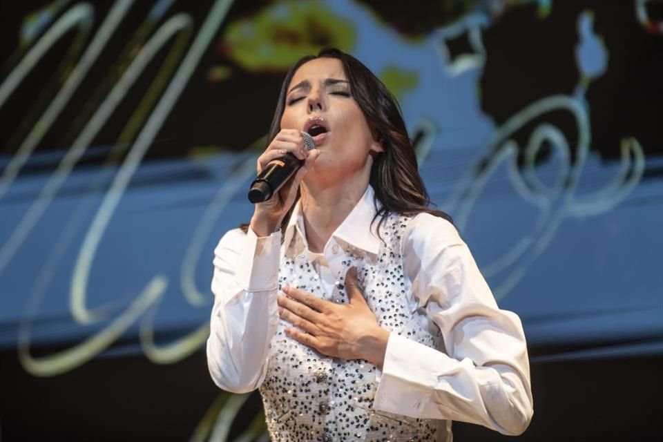Majo Aguilar abarrotó el Teatro Metropólitan donde realizó un concierto en compañía de fans, Vivir Quintana y su padre Antonio Aguilar Jr.