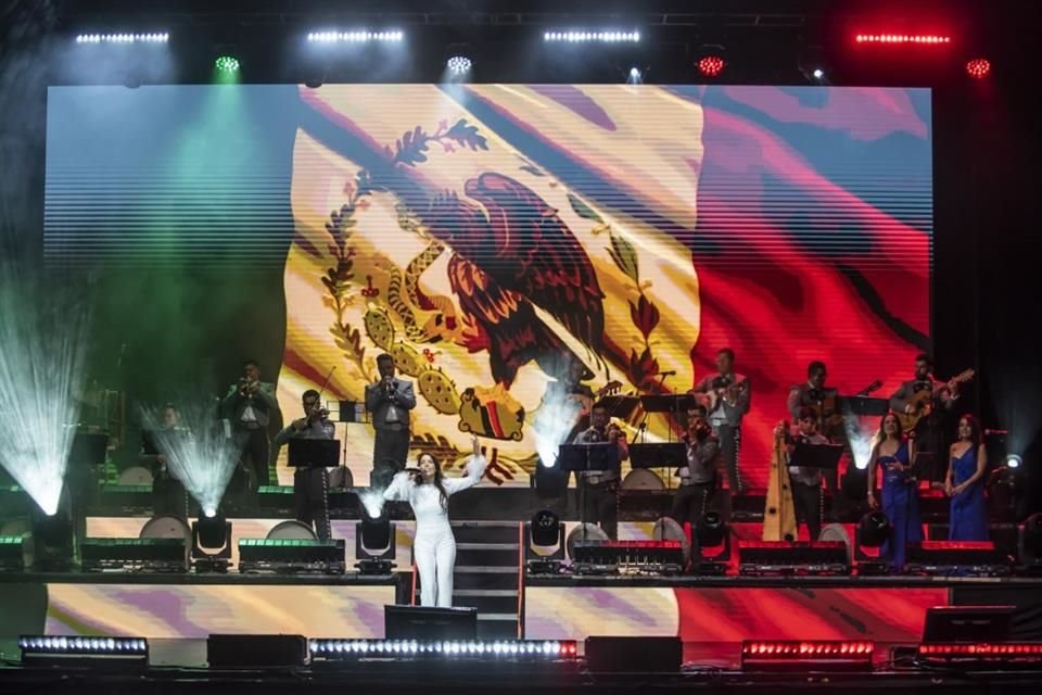 A las 20:18 horas las luces comenzaron a correr, mientras un nutrido mariachi, de 14 integrantes y dos coristas, tomaban posición en la tarima para esperar por la cantante.