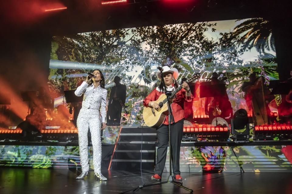 Vivir Quintana llegó como la primera invitada de la noche para acompañarla a entonar 'Tu Cárcel', original de Marco Antonio Solís.