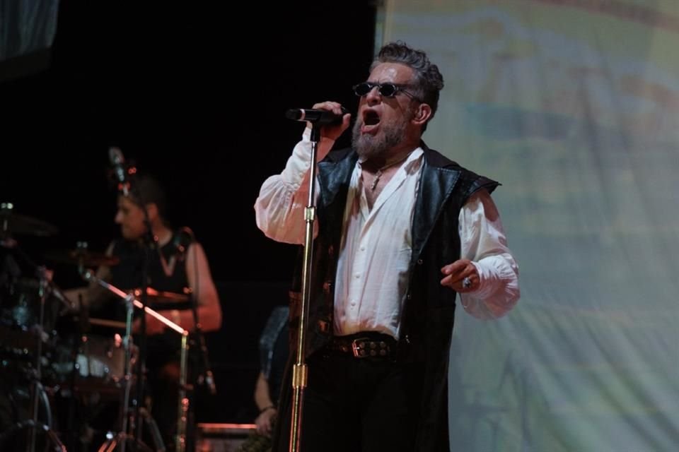 La Castañeda celebró 36 años de su música con un concierto en el Auditorio Nacional ante 10 mil seguidores.