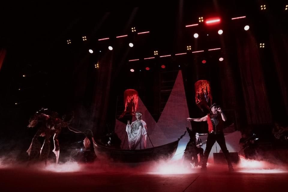 La celebración a la locura de haber rockeado 36 años, y dejarlo por ahora, comenzó a las 20:05 horas con una decena de danzantes bajando las escalinatas entre el público.