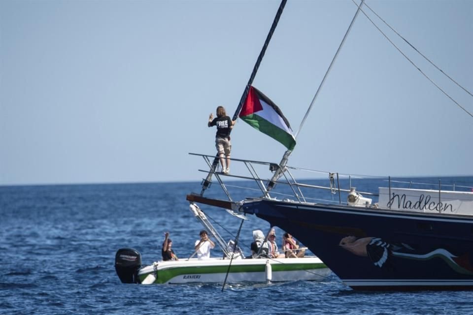 La activista climática Greta Thunberg se ve junto a una bandera palestina en el velero Madleen antes de zarpar hacia Gaza, el 1 de junio de 2025.