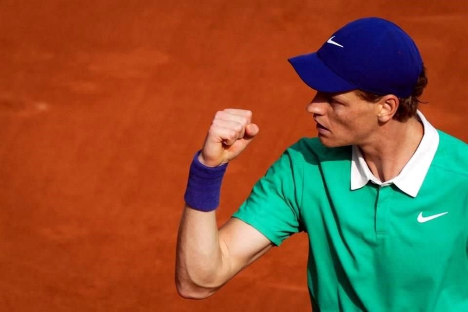 Jannik Sinner estuvo muy cerca de por fin obtener su primer título en el Abierto de Francia, pero no logró controlar a Carlos Alcaraz.