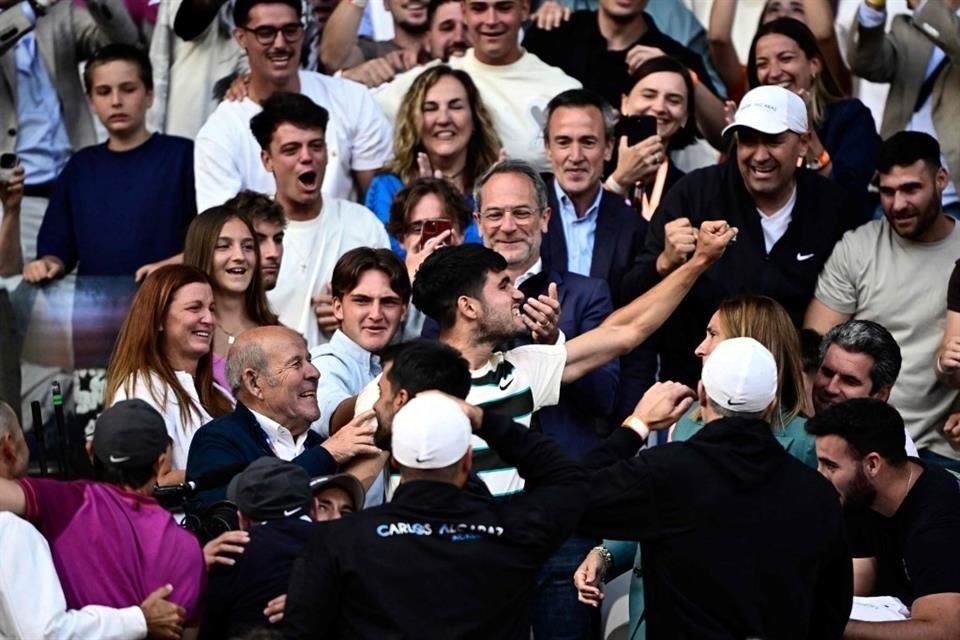 Carlitos subió a las tribunas para festejar con su equipo y familiares.