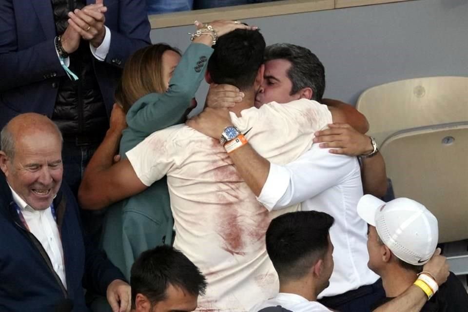 El abrazo de mamá y de papá, el mejor festejo para el nacido en Murcia.