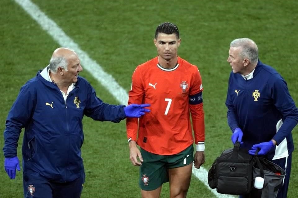 Cristiano Ronaldo abandonó la cancha por un problema muscular.