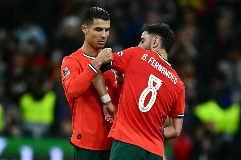 Al salir, CR7 le pasó el brazalete de capitán a Bruno Fernandes.