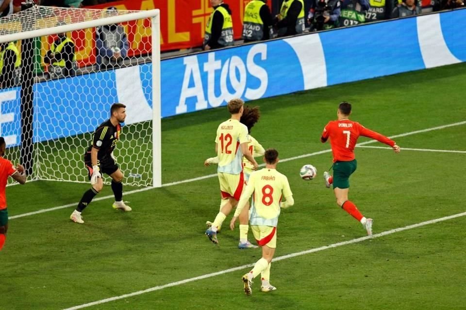 Cristiano recurrió a su experiencia para ganarle la posición a Marc Cucurella y poner el 2-2.