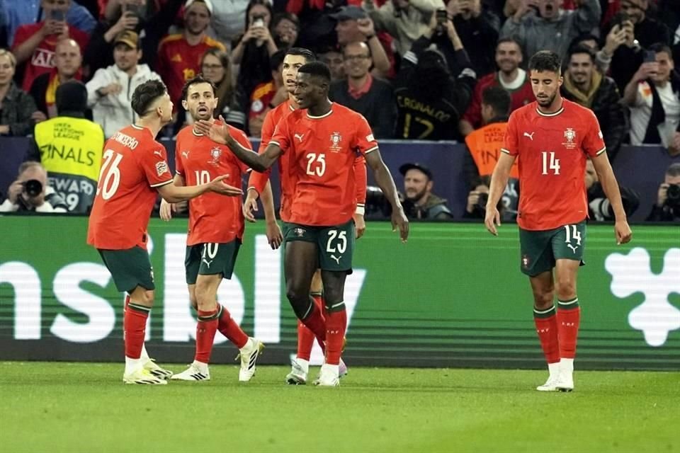 Nuno Mendes definió con potencia al 26'.