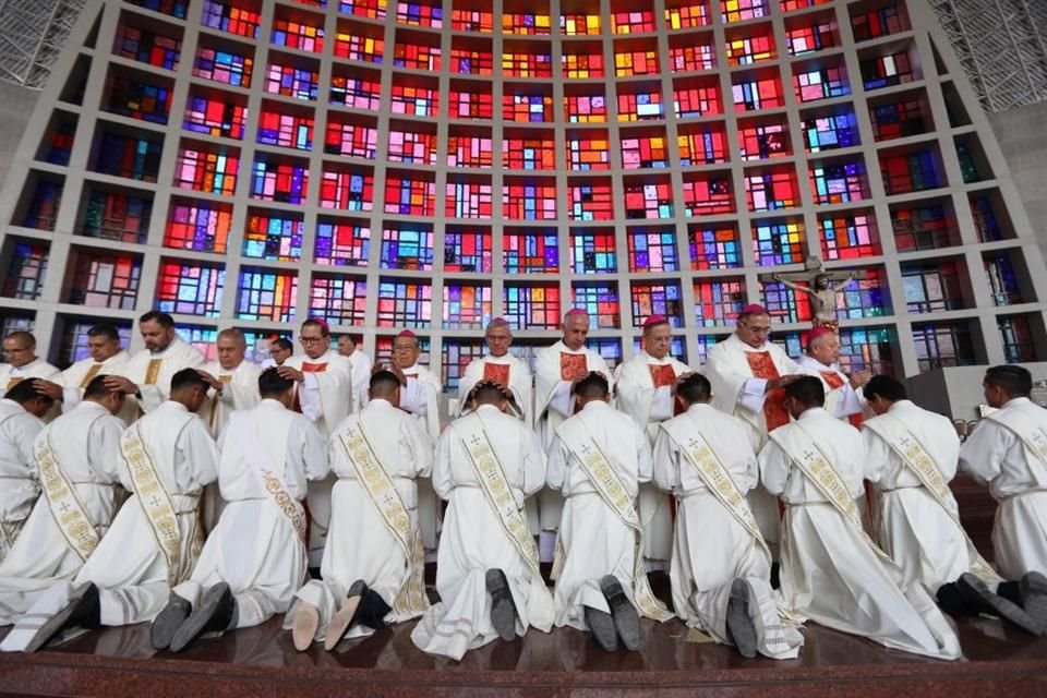 Francisco Robles ofició la misa para ordenar como sacerdotes a 30 seminaristas en el Santuario de los Mártires de Cristo Rey.
