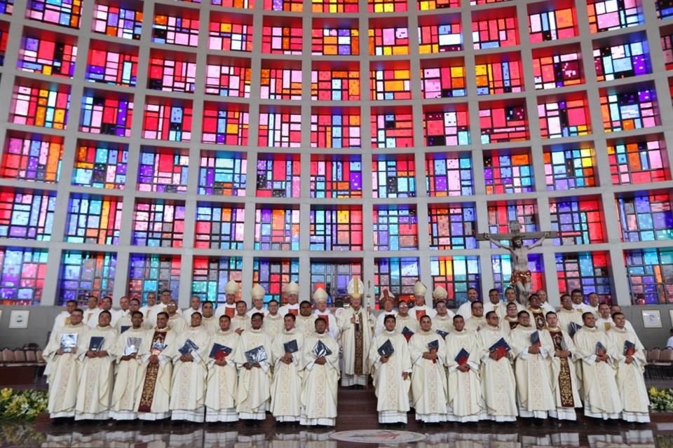 Misa para ordenar como sacerdotes a 31 seminaristas en el Santuario de los Mártires de Cristo Rey.