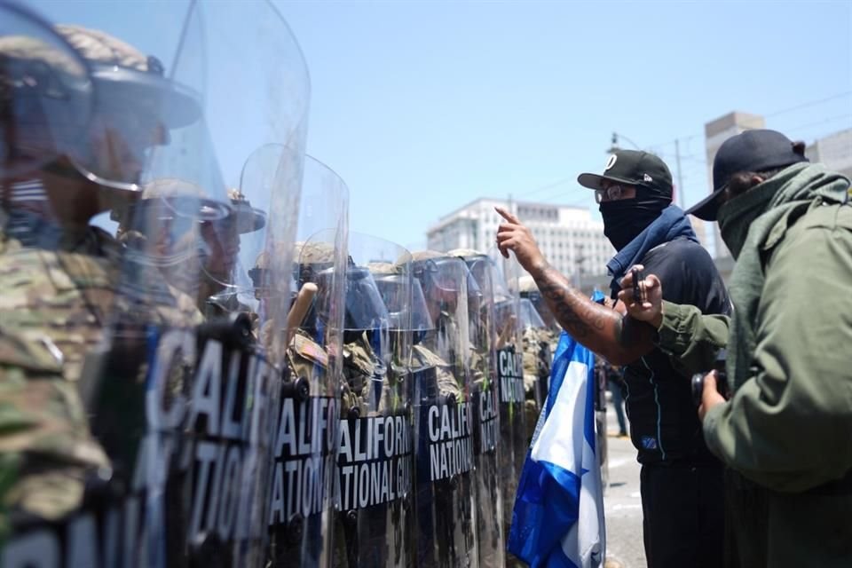 Manifestantes confrontan a la Guardia Nacional durante una protesta en Los Ángeles, el 8 de junio del 2025.