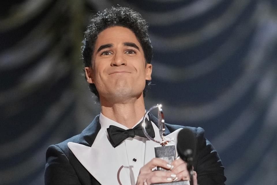 Darren Criss recibió el premio a Mejor Actor por 'Maybe Happy Ending'.