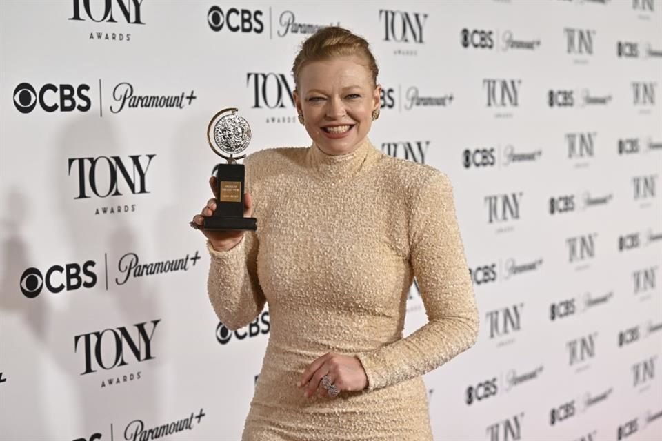 Sarah Snook se llevó el premio a Mejor Actriz por 'The Picture of Dorian Gray'.