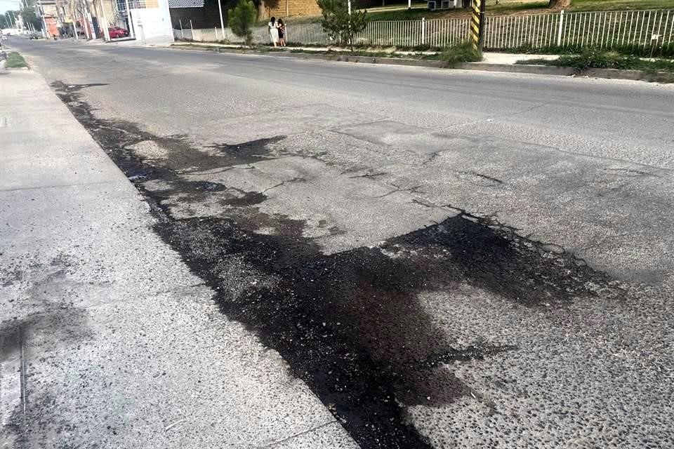 Señalan vecinos que la vía está en mal estado y presenta problemas en temporada de lluvias.